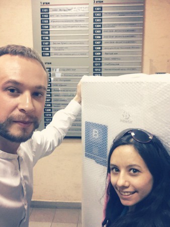 Девушка очень довольна новым холодильником.