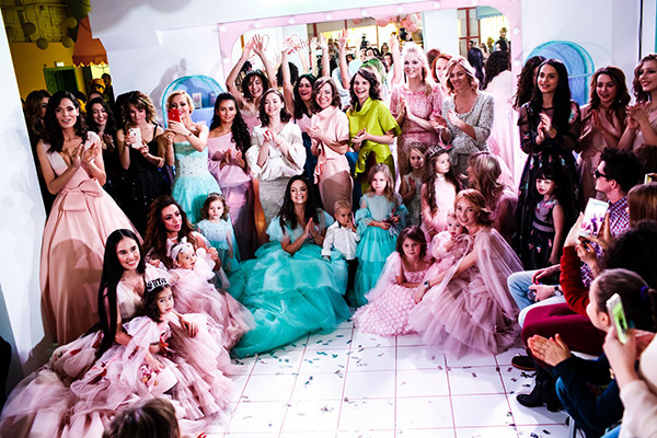 Илана Юрьева вывела дочь на подиум